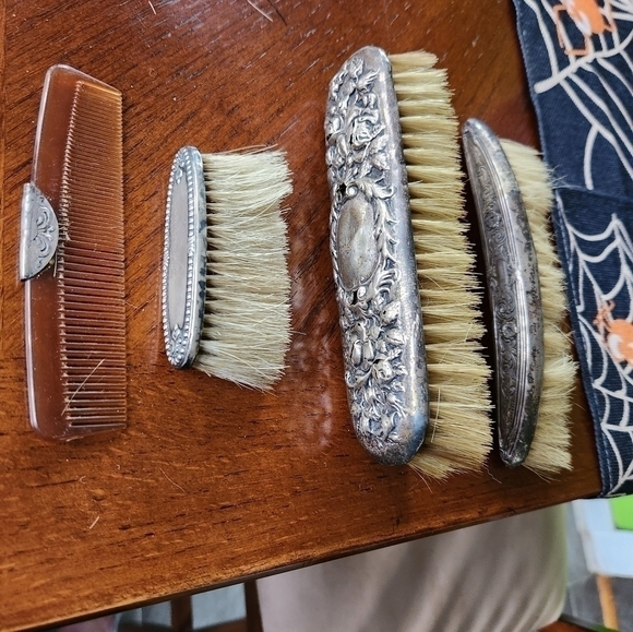 Vintage sterling silver brush set - Picture 10 of 10
